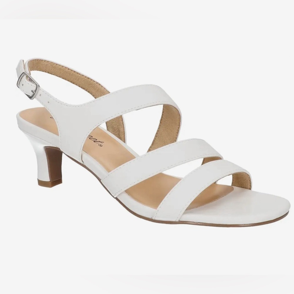 Easy Street strappy sandals size 7W New in box.